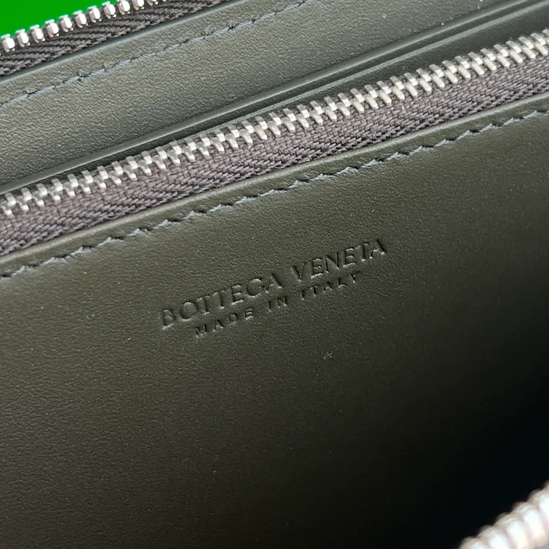 #Bv New Fine Woven Wallet 814680 The beloved small braid is back🎈Made of cowhide braid, soft, comfortable and textured. The detailed internal partition design and high-quality lining material ensure the durability and orderliness of the wallet. It can store cash/cards and other small items. It is very practical. It is enough to take it with you when you go out. This wallet is definitely your best choice. Size: 19x10x2 P1000